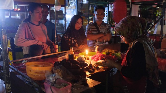 Pemulihan Terus Dilakukan Bertahap Mensesneg Prasetyo Hadi meminta maaf atas kejadian mati listrik di Bali dan mengapresasi dedikasi dan komitmen PLN dalam mengatasi kejadian ini.