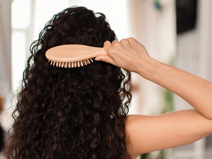 7 Urutan Perawatan Rambut Keriting agar Mudah Diatur dan Tak Kering