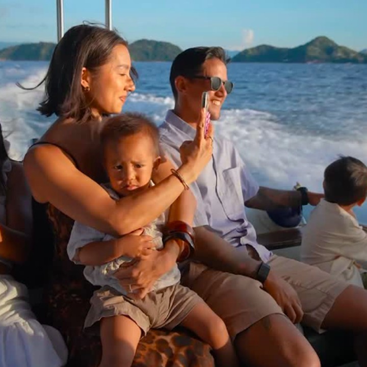 <p>Jennifer tampak bersemangat saat menaiki kapal sambil menggendong sang putra bungsunya, Kiro Zayden Bachdim. Meski berada di pangkuan sang Bunda, Kiro tampak takut karena kapal melaju cepat, Bunda. (Foto: Instagram: @jenniferbachdim)</p>