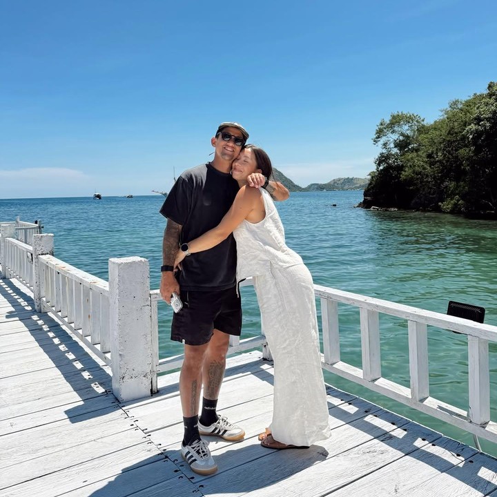 <p>Banyak netizen yang ikut bersemangat dengan liburan Jennifer dan keluarga di Labuan Bajo, Bunda. Mereka pun mendoakan agar liburan Jennifer kali ini menyenangkan. "Selamat bersenang-senang Mama Jen dan keluarga," ungkap seorang netizen dengan emotikon hati. "Senang sekali, selamat datang di Labuan Bajo," ujar netizen lainnya. (Foto: Instagram: @jenniferbachdim)</p>