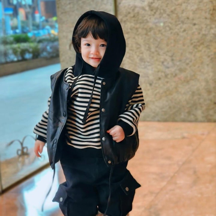 <p>Pada salah satu unggahan, terlihat Jourell tampil <em>fashionable</em> mengenakan <em>sweater</em> garis-garis hitam dan putih. Gayanya semakin lengkap dengan celana cargo hitam dan sepatu warna senada. (Foto: Instagram: @cutratumeyriska)</p>