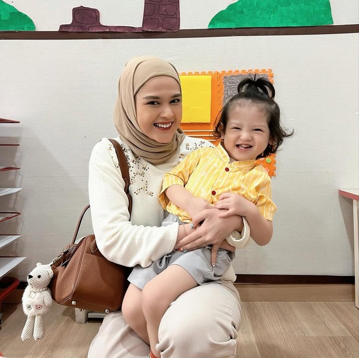 <p>"Korea banget mukanya, karena bapaknya oriental sih," ungkap seorang netizen. "MasyaAllah, mirip Baekhyun sih ini," tutur netizen lainnya dengan menyisipkan emotikon hati. (Foto: Instagram: @cutratumeyriska)</p>