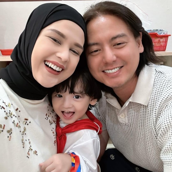 <p>Cut Meyriska sendiri kerap membagikan potret sang putra melalui laman Instagram-nya. Paras tampan Jourell pun selalu berhasil menarik perhatian netizen. (Foto: Instagram: @cutratumeyriska)</p>