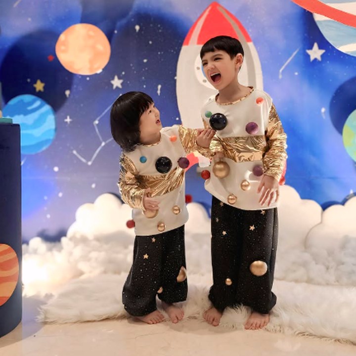 <p>Ketika merayakan ulang tahunnya yang ke-3, Jourell terlihat menggemaskan dengan baju ala astronot, Bunda. Tidak hanya dirinya, sang kakak, Shaquille pun memakai pakaian yang sama. (Foto: Instagram: @cutratumeyriska)</p>