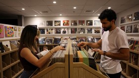 FOTO: Kala Dubai Keranjingan Vinyl