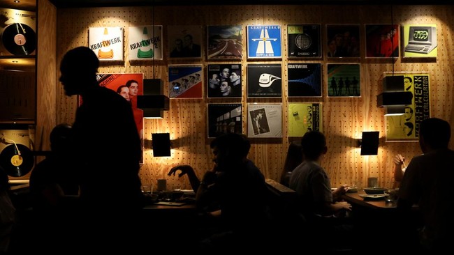 FOTO: Kala Dubai Keranjingan Vinyl