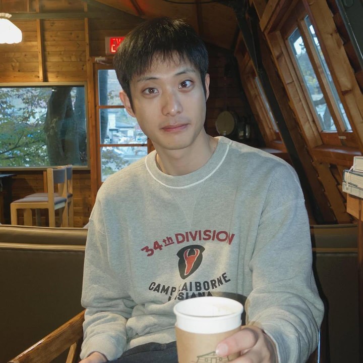 <p>Lee Myeong Ro sering terlihat mengenakan pakaian kasualnya seperti <em>boyfriend material.</em> Myeong Ro tampak menyukai minum kopi dan bersantai menikmati hari-harinya. (Foto: Instagram @maengno)</p>