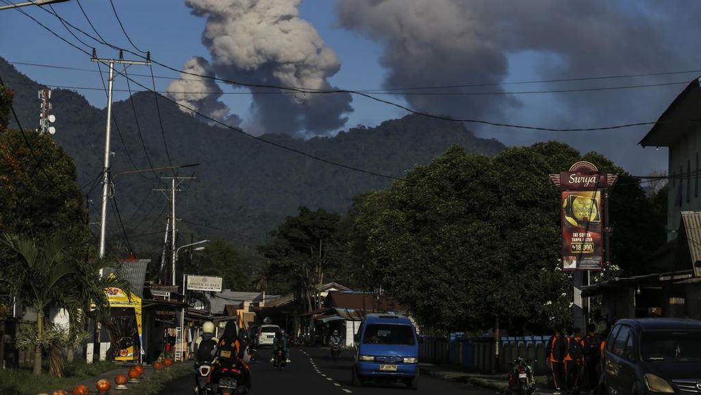 Gunung Dukono di Halmahera Utara Erupsi, Abu Vulkanik Terbang hingga 1,4 Km