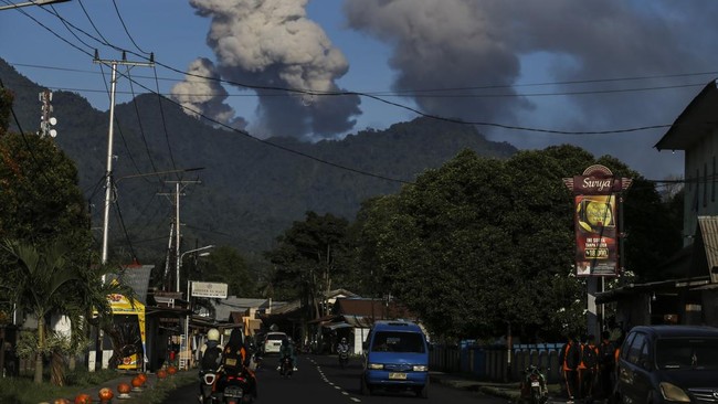 Gunung Dukono di Halmahera Dua Kali Erupsi Pagi Ini, Status Waspada Gunung Dukono di Pulau Halmahera meletus dua kali pada Senin pagi ini, di mana kolom abu capai ketinggian 1 km lebih di atas puncak. Statusnya kini 'Waspada'.