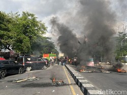 Massa Demo Hardiknas Blokade Jalan Alauddin Makassar, Lalin Lumpuh Total