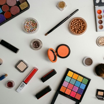 img-title Baru Belajar Makeup? Ini Daftar Alat Rias yang Wajib Kamu Punya!