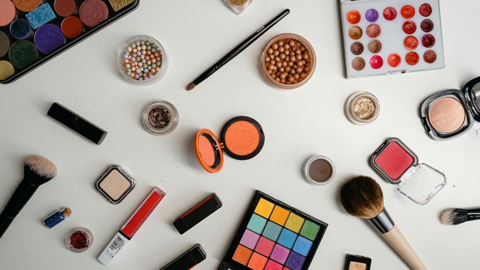 img-title Baru Belajar Makeup? Ini Daftar Alat Rias yang Wajib Kamu Punya!