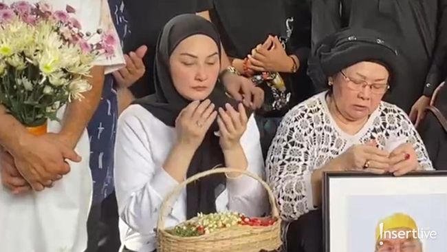 Terpopuler: Ayah Mona Ratuliu Wafat hingga Prilly Latuconsina Jadi Dosen