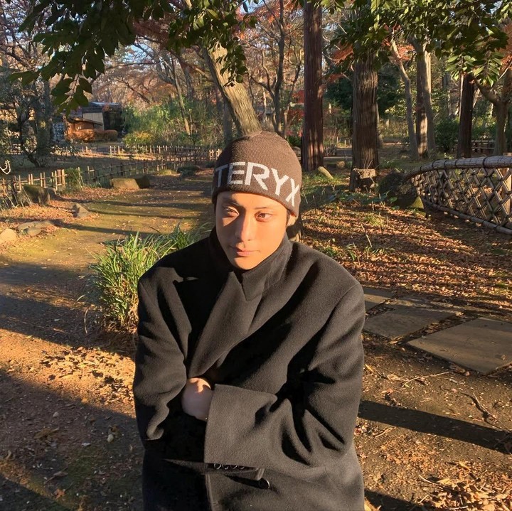 <p>Myeong Ro juga sering membagikan momen ketika menikmati keindahan alam dan menikmati udara segar dengan mengenakan coat andalan, tak sangka ia sebenarnya adalah pemain antagonis di <em>Weak Hero Class 2</em>, ya, Bunda. (Foto: Instagram @maengno)</p>