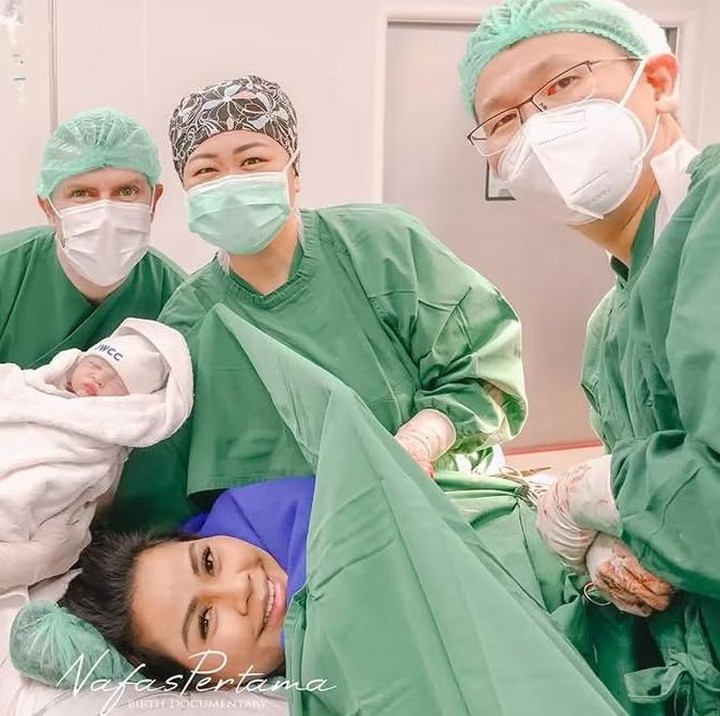 <p>Nana Ricardo dan suaminya Ryan McInnes begitu bahagia di tahun 2025. Pasalnya setelah 16 tahun menunggu, Nana dan suaminya Ryan McInnes dikaruniai anak laki-laki pada Jumat 14 Maret 2025. Bayi laki-laki itu diberi nama Caelan Elijah McInnes dan lahir dengan berat 3,08 kg dan panjang 48,5 cm.(Foto: @na2ricardo).</p>