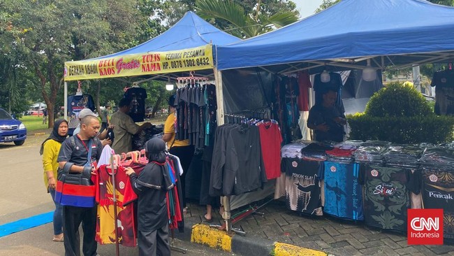 Para pedagang UMKM di sekitar Padepokan Pencak Silat Taman Mini Indonesia Indah (TMII) turut menghidupkan kejuaraan Pencak Silat CNN Indonesia Piala Menpora.