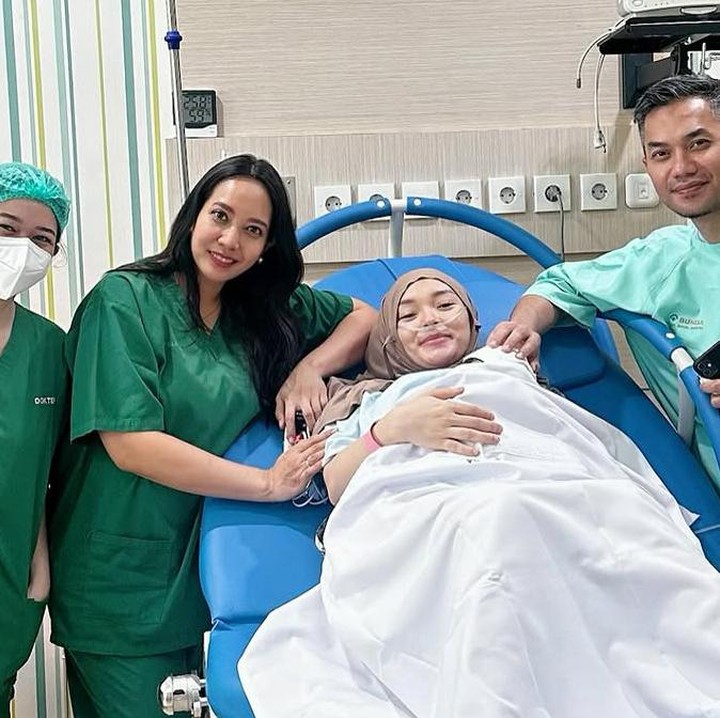 <p>Pedangdut Zaskia Gotik juga baru saja melahirkan di tahun 2025. Zaskia melahirkan anak ketiganya laki-laki pada Rabu 2 April 2025 melalui persalinan normal. Zaskia Gotik dan Sirajuddin tambah begitu bahagia, anak ketiganya laki-laki. "Namanya Pangeran Aflah Zaidan. Aflah itu tangguh ya, keberuntungan, tangguh, kayak gitu lah. Karena ini kan anak impian," ujar Zaskia Gotik di kediamannya, dikutip dari <em>detikcom</em>. (Foto: zaskia_gotix)</p>