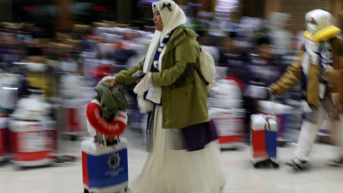 FOTO: Kloter Pertama Haji 2025 Resmi Berangkat ke Tanah Suci
