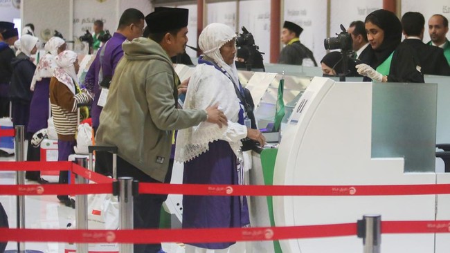 Kloter I Haji Embakarsi Makassar Berangkat, Jemaah Tertua 102 Tahun Kemenag Sulawesi Selatan telah secara resmi memberangkatkan kloter pertama embarkasi Makassar pada Jumat (2/5) awal hari.