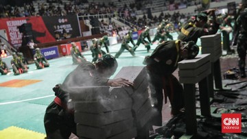 Update Eksklusif Olahraga CNN : Pesona Atraksi Silat Militer di Kejuaraan Pencak Silat CNN Indonesia