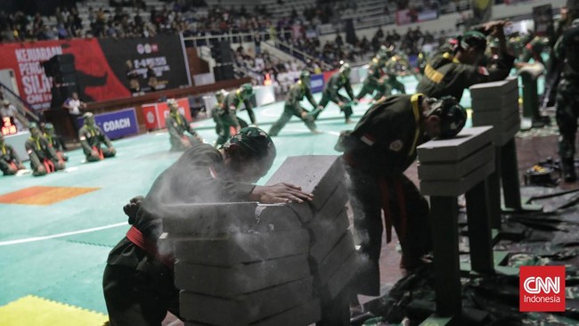 Pesona Atraksi Silat Militer di Kejuaraan Pencak Silat CNN Indonesia Atraksi pencak silat militer sukses memukau penonton di Kejuaraan Pencak Silat CNN Indonesia dengan pertunjukan luar biasa.