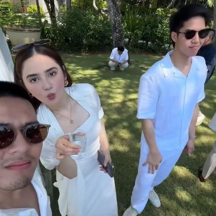 <p>Pasangan El Rumi dan Syifa Hadju juga terlihat hadir di acara pernikahan Harris Vriza dan Haviza Devi. Syifa terlihat cantik mengenakan gaun putih. Sang kekasih El Rumi juga tampak memakai baju serba putih. (Foto: Instagram @rey_bong26)</p>