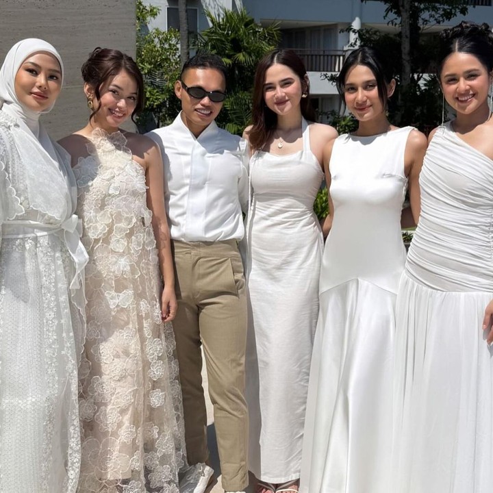 <p>Para bridesmaid di pernikahan Harris Vriza dan Haviza Devi memang kompak mengenakan pakaian berwarna putih, Bunda. Tapi berbeda dengan kebanyakan pernikahan, bridesmaid di pernikahan pasangan ini tidak mengenakan desain gaun yang sama. Hal itu membuat pernikahan Harris Vriza dan Haviza Devi terlihat lebih santai, namun tetap sakral. (Foto: Instagram @wanda_haraa)<br /><br /></p>