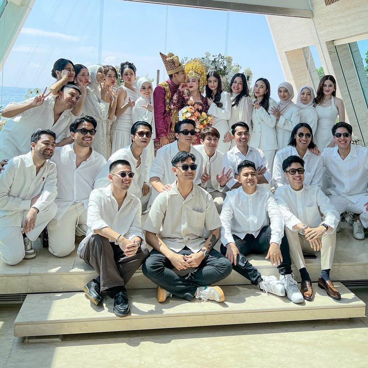 <p>Pernikahan Harris Vriza dan Haviza Devi dihadiri oleh rekan-rekan artis. Banyak di antaranya menjadi bridesmaid dan groomsmen dan kompak mengenakan pakaian berwarna serba putih, Bunda. (Foto: Instagram @adysky99)</p>
