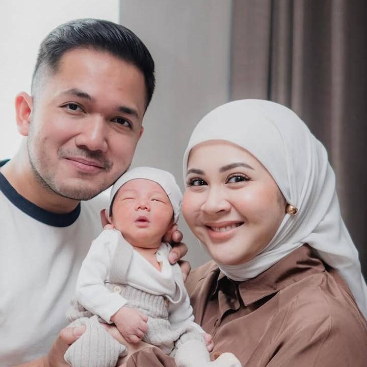 <p>Pertama ada artis Kesha Ratuliu yang baru melahirkan anak-laki pada Senin 14 April 2025 di rumah sakit. Kesha dan Adhi Permana Putra membagikannya di instagram dan memberi nama putra ketiganya Danish Danendra Putra Permana. (Foto: @kesharatuliu05).</p>