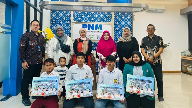 PNM Putus Rantai Kemiskinan Lintas Generasi Lewat Beasiswa Pendidikan PNM berkomitmen mengentaskan kemiskinan antargenerasi melalui pemberian beasiswa pendidikan bagi anak nasabah dan menghadirkan fasilitas Ruang Pintar.