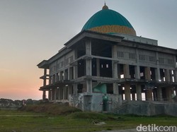Shalat Duha Terakhir Suhandi Jelang Keberangkatan ke Tanah Suci