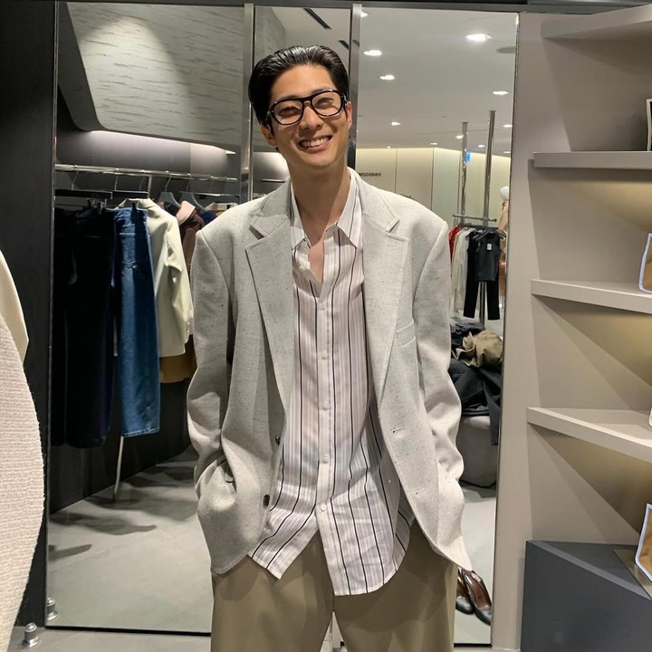 <p>Saat ini ia ikut beradu akting dengan aktor lain di drama Korea <em>Weak Hero Class 2</em> sebagai Baek Do Ha si antagonis yang berhasil memantik emosi penonton namun wajahnya yang manis membuat penggemar penasaran dengannya. (Foto: Instagram @maengno)</p>