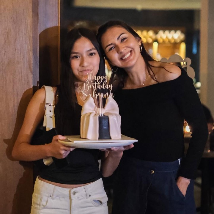 <p>"30 April 2025. Bayi perempuan kami bukan bayi lagi. Sabrina berusia 14 tahun. Senang sekali melihatmu menikmati waktu bersama teman-temanmu di hari istimewamu, Chub. Kami sebagai orang tuamu berharap kamu tumbuh sehat, kamu bisa menjadi versi terbaik dirimu dan bahagia. Kami mencintaimu, Chub," tulis Donna seraya menyisipkan emotikon hati. (Foto: Instagram: @dagnesia)</p>