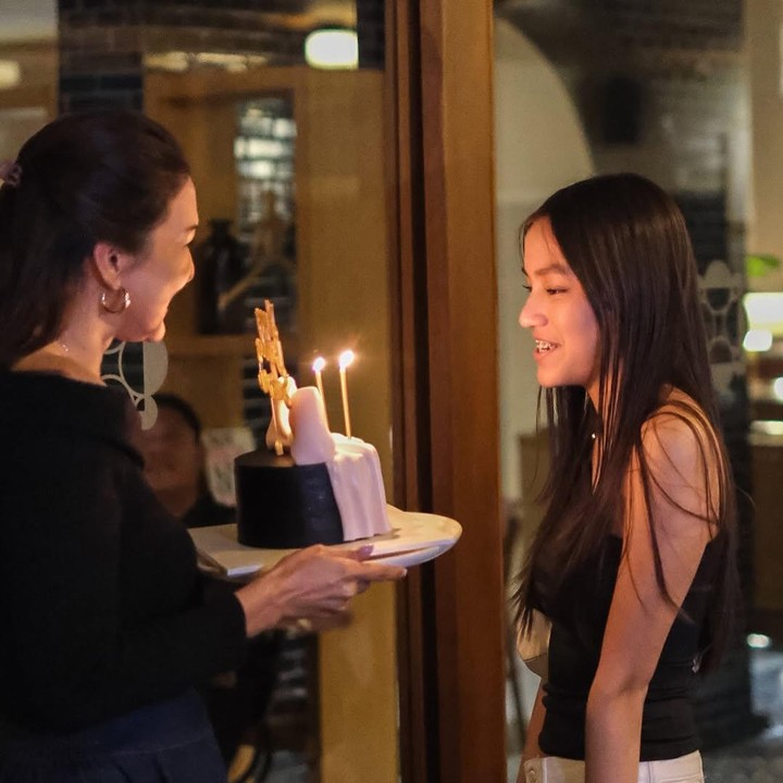 <p>Melalui kolom keterangan, Donna mengungkapkan perasaan dan harapannya untuk sang putri yang kini sudah beranjak besar. Perempuan 46 tahun ini berharap agar Sabrina bisa menjadi versi terbaik dirinya. (Foto: Instagram: @dagnesia)</p>