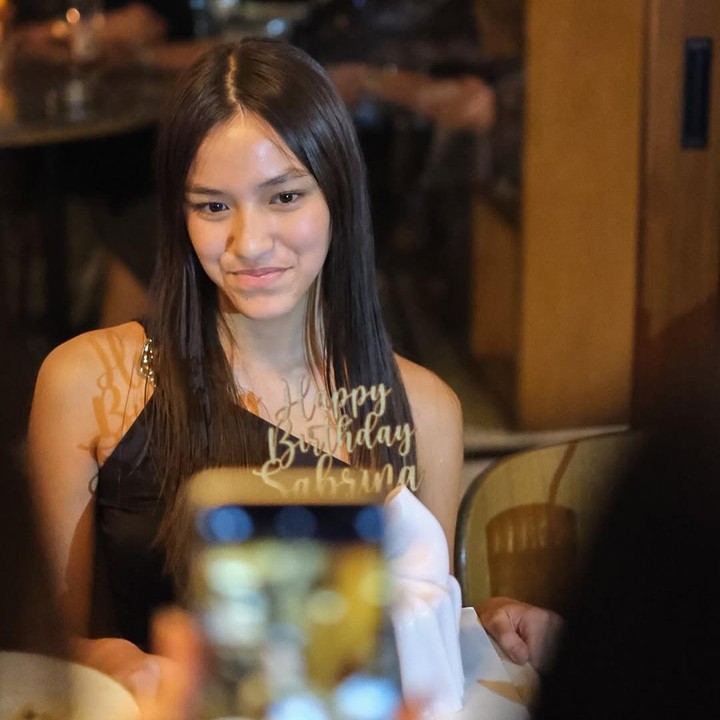 <p>Tidak hanya sang Bunda, ucapan ulang tahun untuk Sabrina juga datang dari para netizen, Bunda. Mereka berharap Sabrina selalu sehat dan berbahagia. "Panjang umur dan selalu ya kak Sabrina," kata seorang netizen. "Senangnya lihat Sabrina tumbuh jadi gadis remaha yang cantik, sehat, dan bahagia selalu ya adik cantik," tutur netizen lainnya. (Foto: Instagram: @dagnesia)</p>