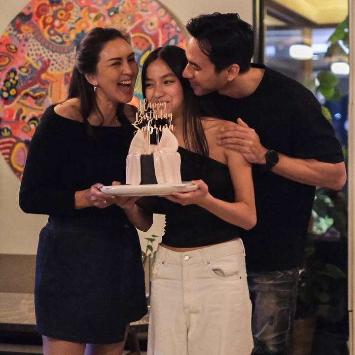 <p>Putri Donna Agnesia dan Darius Sinathrya, Quinesha Sabrina Sinathrya, lahir pada 30 April 2011, Bunda. Dirinya pun baru saja merayakan ulang tahun yang ke-14. (Foto: Instagram: @dagnesia)</p>