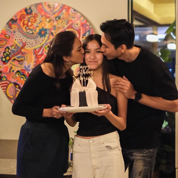 <p>Momen ini dibagikan langsung oleh Donna melalui laman Instagram-nya. Dalam potret ini, terlihat Donna dan Darius kompak mengenakan pakaian serba hitam sambil memberikan kue ulang tahun beraksen pita. (Foto: Instagram: @dagnesia)</p>