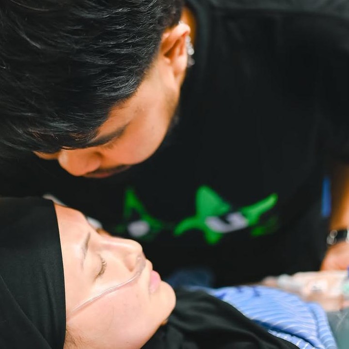 <p>Sama seperti Iky, Rigen juga dengan sabar dan setia mendampingi Indah Ningtyas melahirkan anak ketiganya. Rigan tak lepas memegang erat tangan dan mencium istrinya setelah putrinya Navarin Thufaila Rakelna lahir. (Foto: @indhningtys).</p>