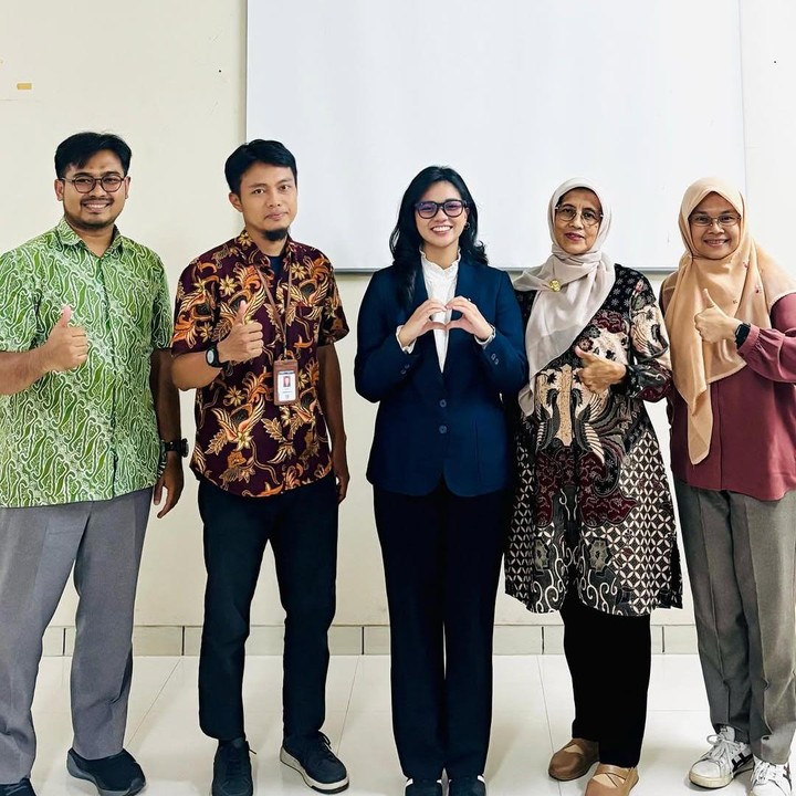 <p>Perempuan 22 tahun yang mengambil jurusan Kedokteran Hewan di Institut Pertanian Bogor (IPB) itu telah menyelesaikan masa perkuliahannya. Pada postingan terbarunya, Shahnaz memperlihatkan beberapa momen saat sang putri mempresentasikan skripsinya di hadapan dosen penguji. (Foto: Instagram@shahnaz.haque)</p>