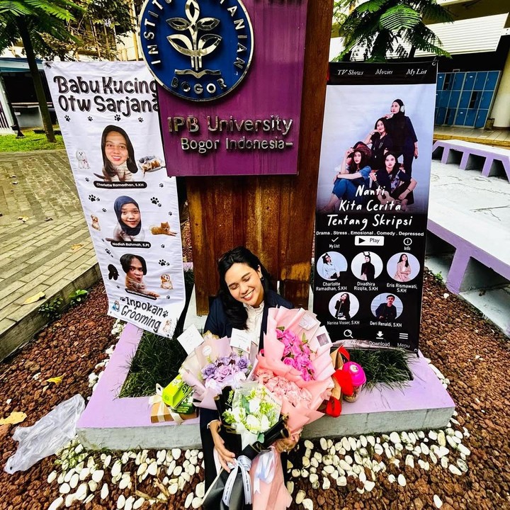 <p>Bukan hanya itu, Shahnaz dan sang suami pun turut mengungkap perasaan bangga kepadanya melalui caption yang cukup panjang. “Char, anak kedua kami yang akan menjadi dokter hewan. Bapak bangga sekali. Bapak hanya bisa mengutarakan, jangan lelah mengejar impian dan pasti akan meraih cita-cita kamu, Dek,” tulis sang ayah, dikutip dari laman <em>Instagram@shahnaz.haque,</em> Jumat (2/5/2025). (Foto: Instagram@shahnaz.haque)</p>