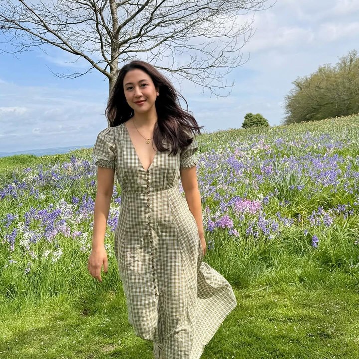 <p>Sherina terlihat mengunjungi beberapa tempat populer di negara tersebut. Ia pun tak ingin melewatkan kesempatan dengan mengabadikan foto untuk menambah koleksi kenangannya. (Foto: Instagram@sherinamunaf)</p>