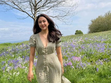 5 Potret OOTD Sherina Munaf saat Liburan di Skotlandia