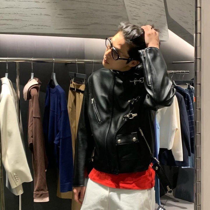 <p>Lewat Instagram pribadi, Lee Myeong Ro kerap mengunggah kesehariannya. Seperti saat mengunjungi sebuah toko berikut. Ia mengenakan jaket kulit hitam. (Foto: Instagram @maengno)</p>