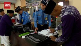 VIDEO: Petugas Sita Joran Pancing Jemaah Kloter 1 di Medan