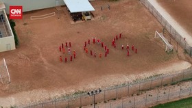 VIDEO: Momen Tahanan Venezuela Bentuk SOS di Penjara Imigran Texas