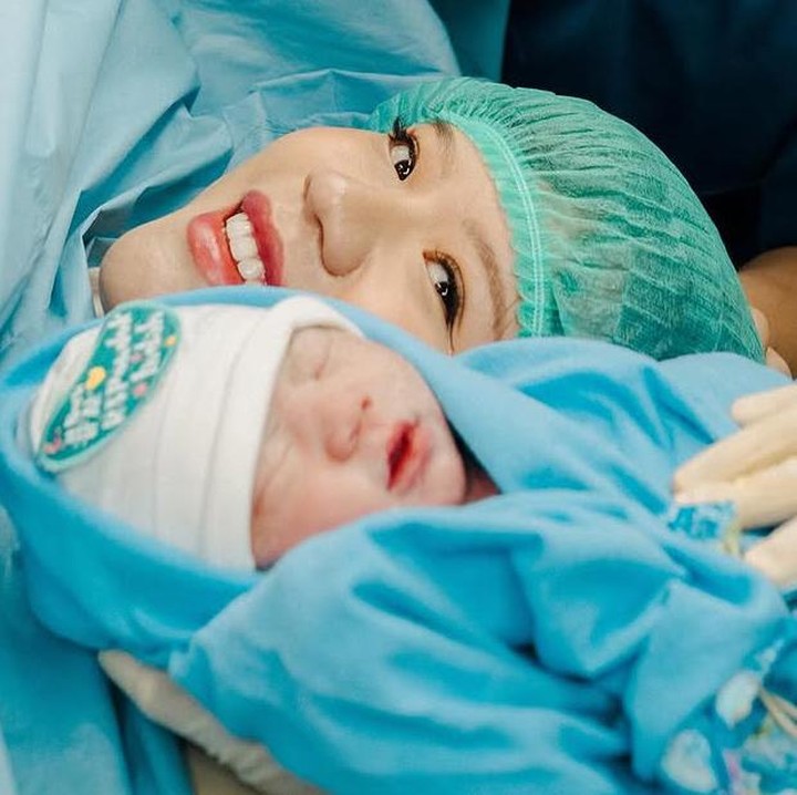 <p>Titan Tyra juga membagikan kabar bahagia di awal 2025 ini. Istri Gaius Ong ini  melahirkan anak pertama laki-laki pada 27 Januari 2025 di RS Pondok Indah, Jakarta. Anak pertama Titan dan Gaius diberi nama Aspen Miles (Foto: @@titantyra).</p>