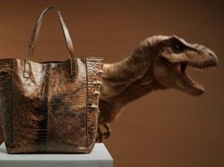 Startup Asal Eropa Mau Jualan Tas Kulit T-rex, Pertama di Dunia