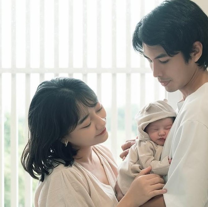 <p>Viviyona Apriyani Mantan member JKT48 melahirkan anak laki-laki di tahun 2025, tepatnya pada 14 Februari 2025. Ia dan suami mengumumkan kabar kelahiran sang putra di instagram dengan sebuah foto lengkap dengan Si Kecil. Ia pun memberi nama sang putra Aslan Najia Mochtan.(Foto: @viviyonaap).</p>