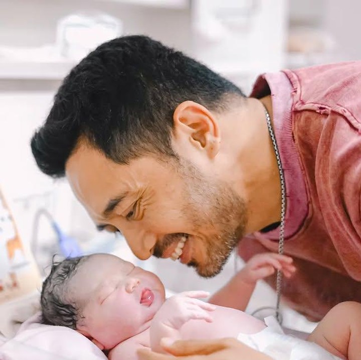 <p>Yama Carlon begitu setia dan sabar mendampingi istrinya Carina Ivola saat melahirkan putri pertama mereka Ann Khatiany Carila Carlos. Mulai dari rumah saat mengalami pecah ketuban sampai persalinan caesar di rumah sakit. (Foto: Instagram@yamacarlos7).</p>