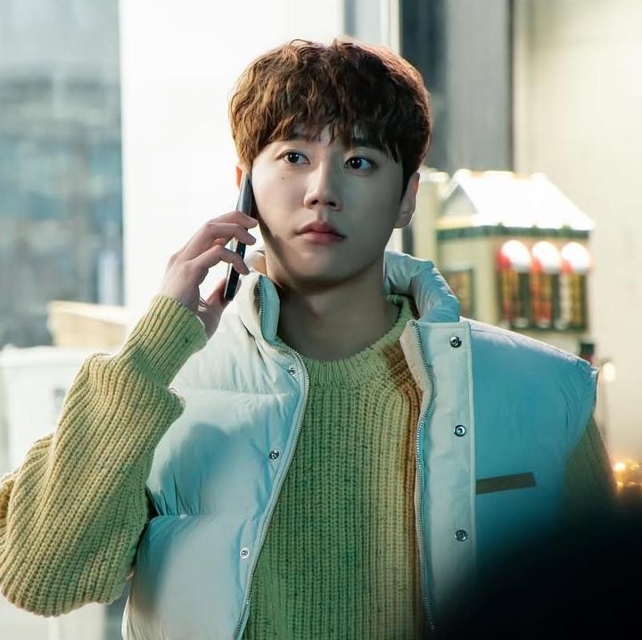 <p>Kemudian di bulan Februari 2025, ia tampil sebagai salah satu karakter utama dalam drama Korea <em>Melo Movie. </em>Ia berperan sebagai Hong Si Jeun, seorang komposer genius. (Foto: Instagram @real_2junyoung)</p>